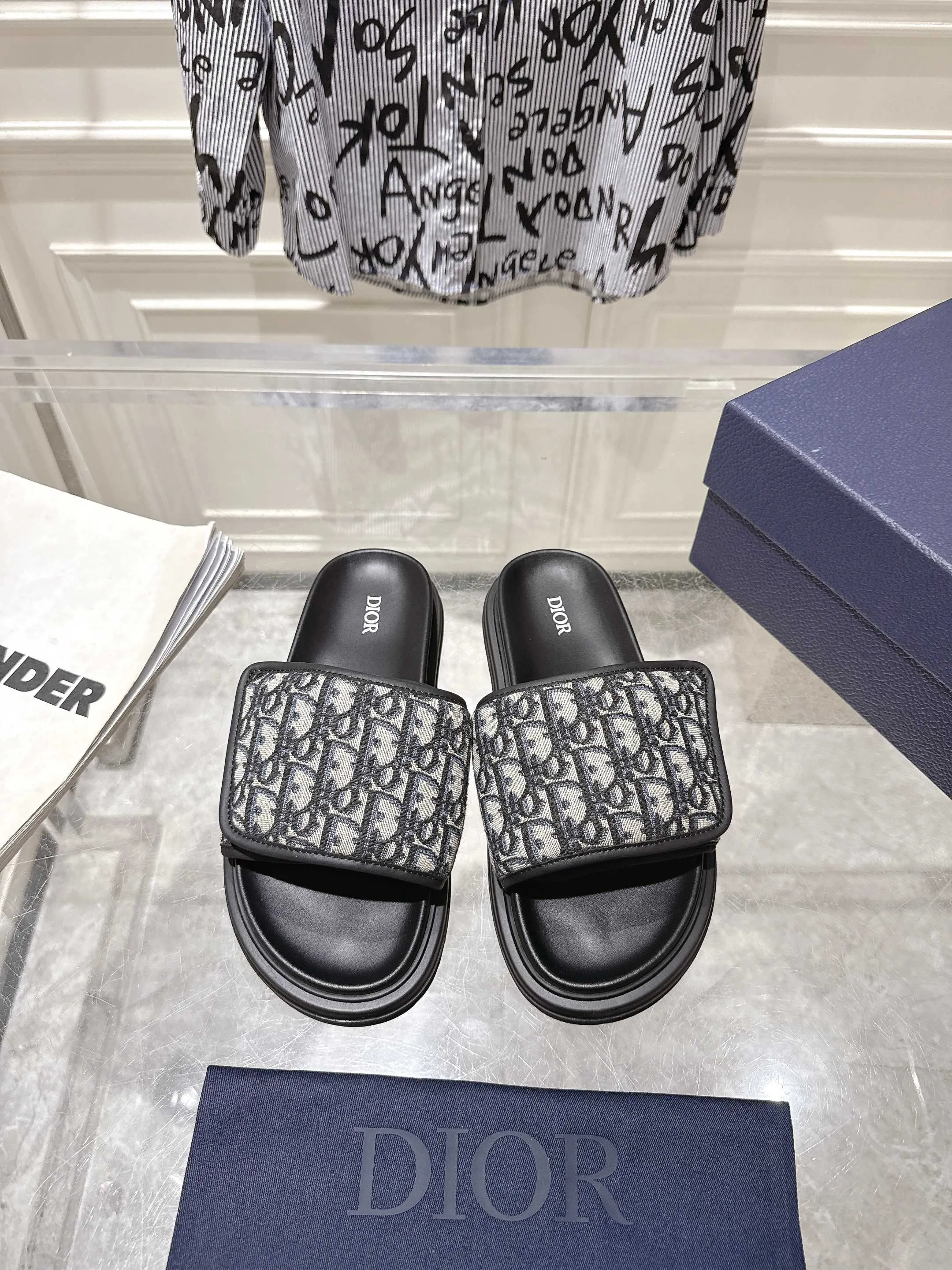 👟👟Ex-factory price 420👟👟 #Men's top version 𝐃𝐈𝐎𝐑# Dior's new men's summer slippers 🔥Purchase the original development Alias ​​sandals are new products in 2024. They are a leisurely and exquisite work. The upper is made of imported denim ➕ calfskin 🔥 Original molded rubber outsole provides the best comfort 🔥 ✔️Size: #38-46